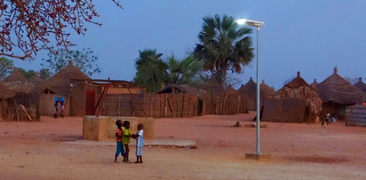 Limplantation de 100 000 lampadaires solaires prévue pour l